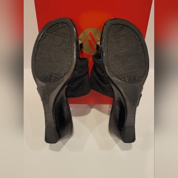 Adriane Vittadini Sandals Toe ring low wedges, Size 7 1/2 - Picture 4 of 8